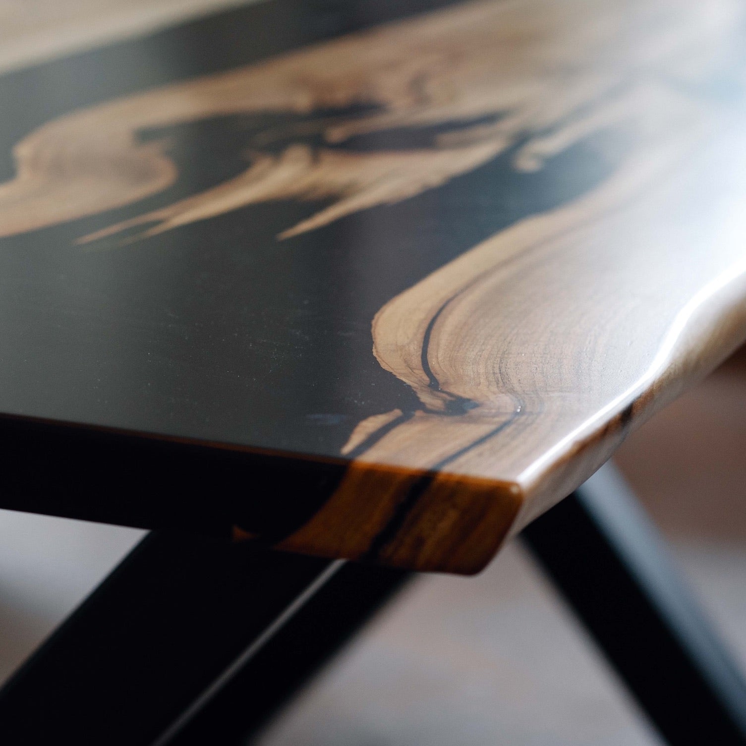 So pflegst Du Deinen Epoxidharz- und Massivholztisch richtig: Tipps für langanhaltende Schönheit von lackierten Oberflächen