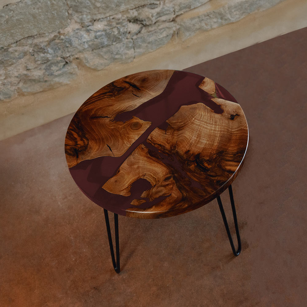 Epoxy Beistelltisch rund aus Nussbaum. Epoxidharz Weinrot. Modell Schluchsee