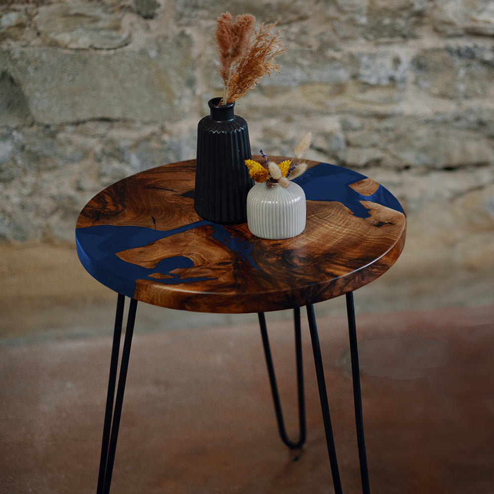 Epoxidharz Beistelltisch rund aus Nussbaum. Epoxidharz Blau. Modell Schluchsee