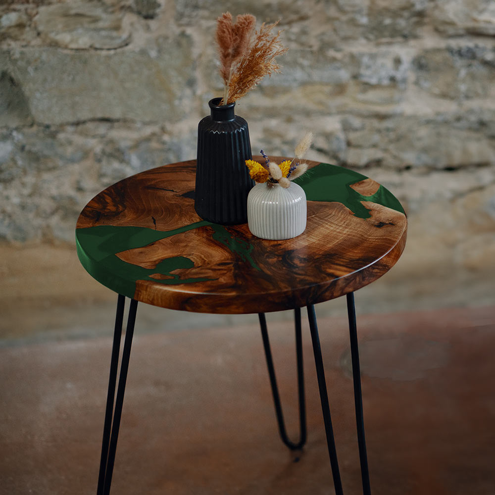 Epoxy Beistelltisch rund aus Nussbaum. Epoxidharz grün. Modell Schluchsee
