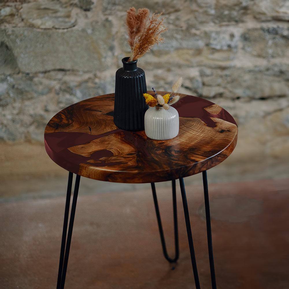 Beistelltisch_Epoxidharz rund aus Nussbaum. Epoxidharz Weinrot. Modell Schluchsee