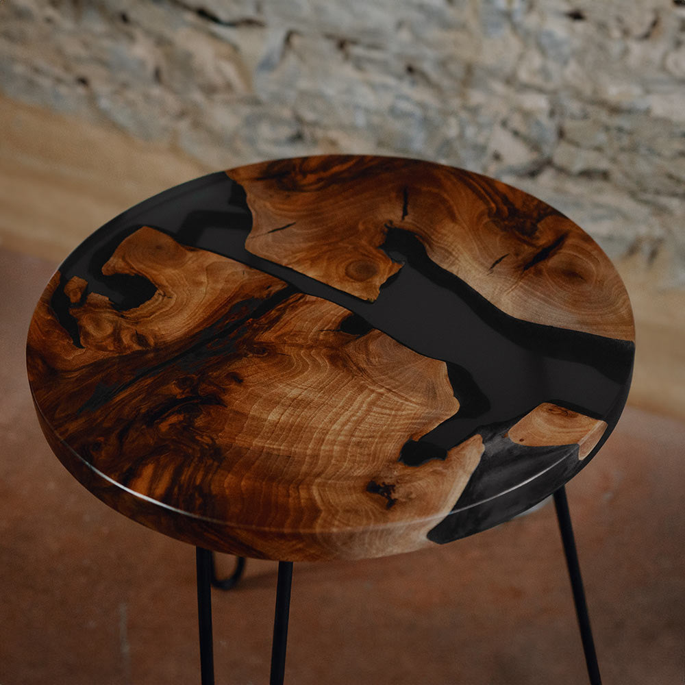 Epoxy Beistelltisch rund aus Nussbaum. Epoxidharz Anthrazit. Modell Schluchsee