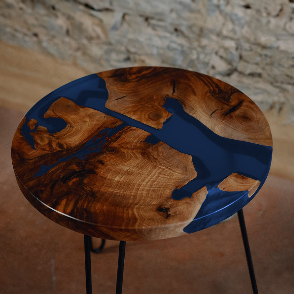 Beistelltisch_Epoxidharz rund aus Nussbaum. Epoxidharz Blau. Modell Schluchsee