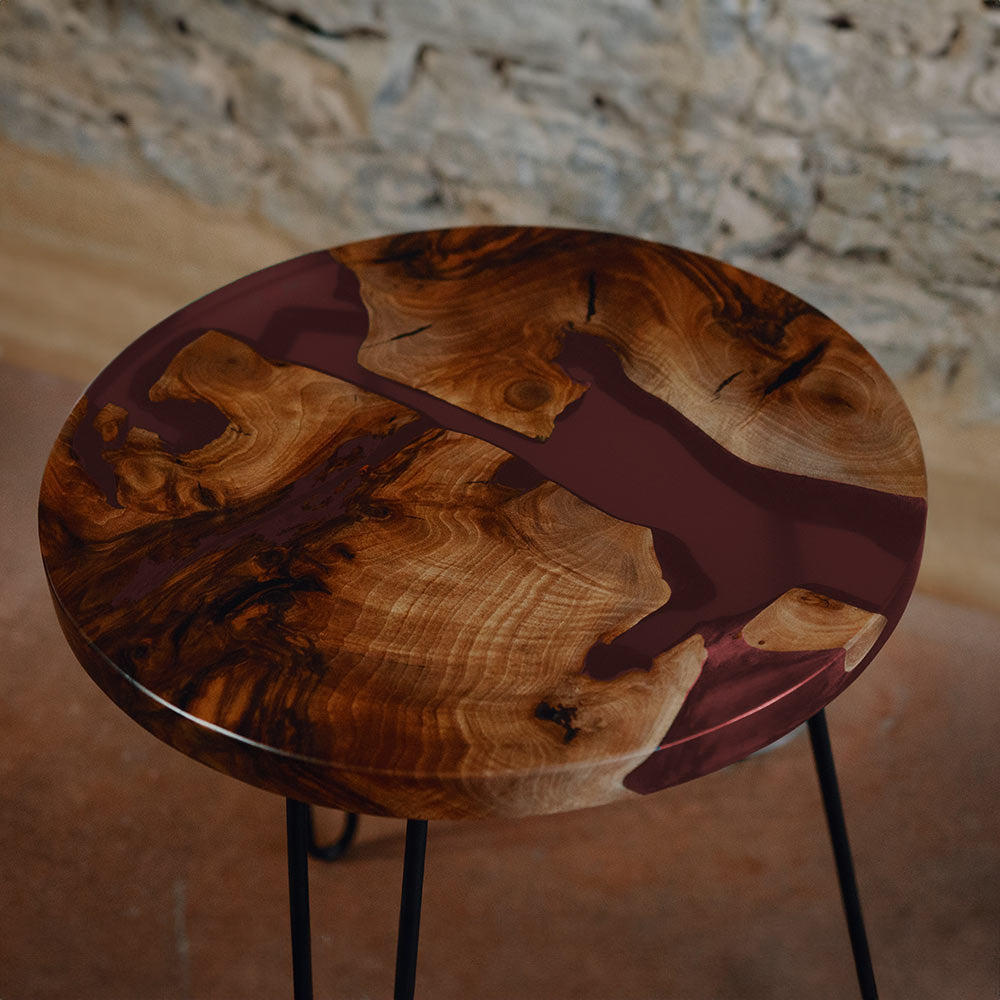 Beistelltisch_Epoxidharz rund aus Nussbaum. Epoxidharz Weinrot. Modell Schluchsee