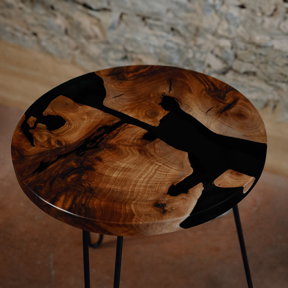 Epoxy Beistelltisch rund aus Nussbaum. Epoxidharz schwarz. Modell Schluchsee