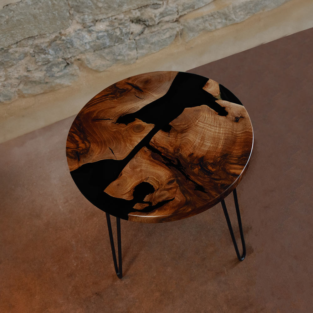Beistelltisch_Epoxidharz rund aus Nussbaum. Epoxidharz schwarz. Modell Schluchsee