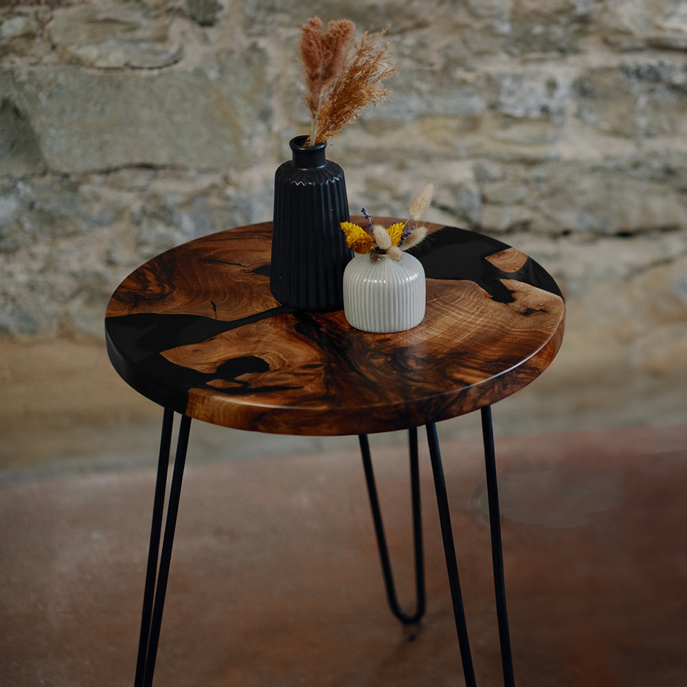 Epoxidharz Beistelltisch rund aus Nussbaum. Epoxidharz schwarz. Modell Schluchsee