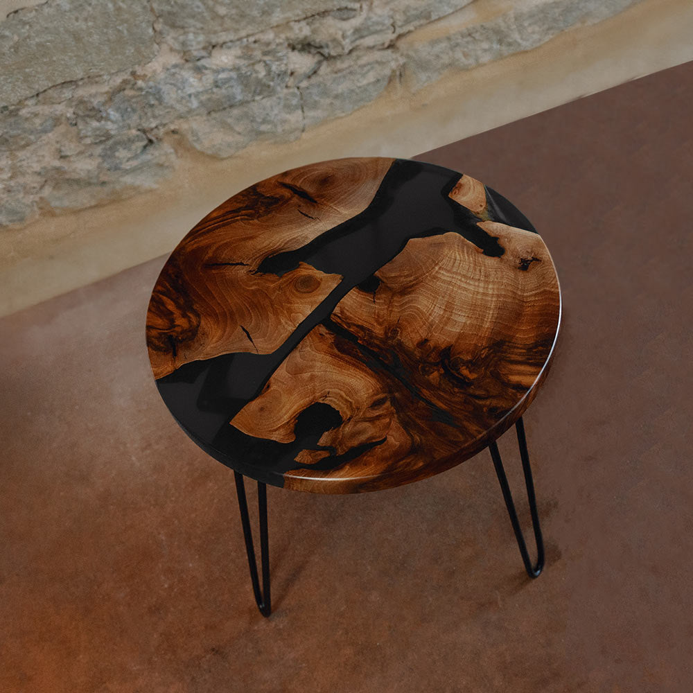 Epoxidharz Beistelltisch rund aus Nussbaum. Epoxidharz Anthrazit. Modell Schluchsee