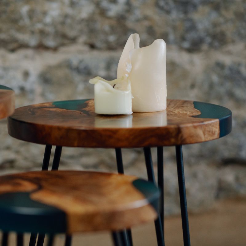 Beistelltisch_Epoxidharz rund aus Nussbaum Epoxidharz smaragd-grün. Modell Schluchsee