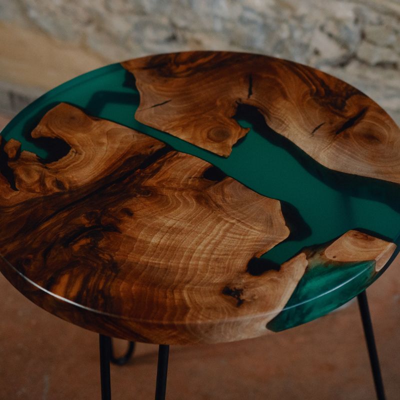 Epoxidharz Beistelltisch rund aus Nussbaum Epoxidharz smaragd-grün. Modell Schluchsee