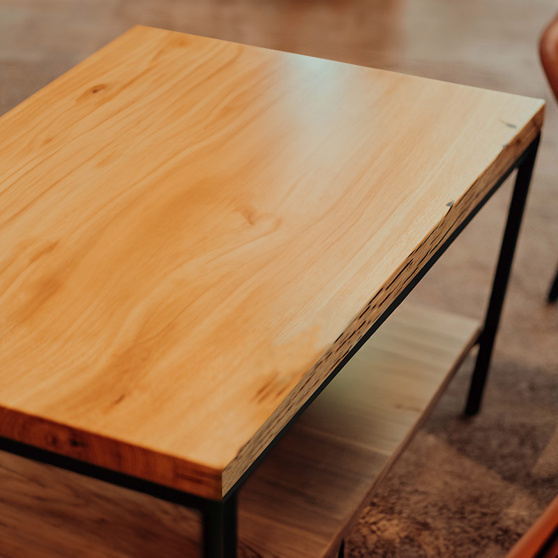 Epoxy Couchtisch. Couchtisch aus Eiche. Massivholz.