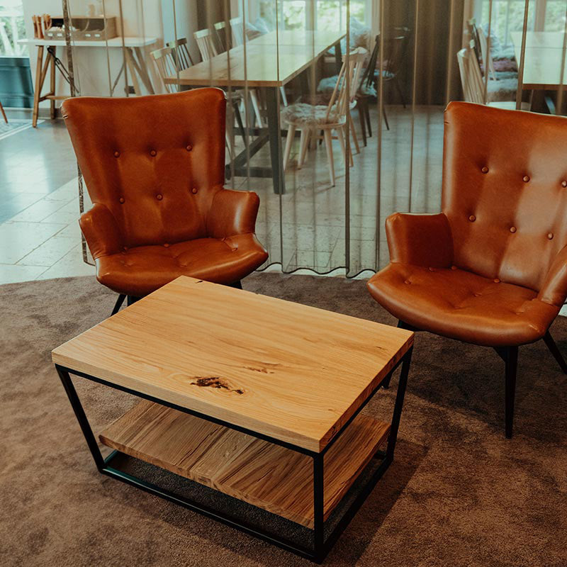 Epoxidharz Couchtisch. Couchtisch aus Eiche. Massivholz.