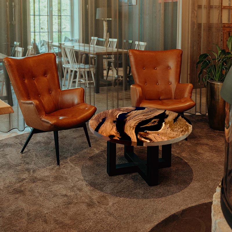 Couchtisch_Epoxidharz. Couchtisch Nussbaum rund mit Epoxidharz schwarz. Modell Wildsee