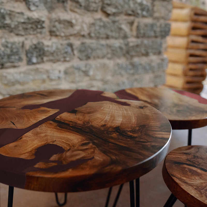 Epoxy Couchtisch. Set - Couchtische rund aus Nussbaum weinrotes Epoxidharz. Modell Schluchsee