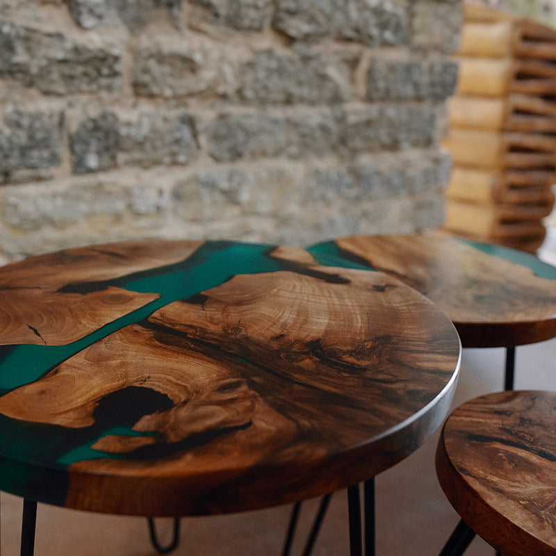 Couchtisch_Epoxidharz. Set - Couchtische rund aus Nussbaum. Modell Schluchsee