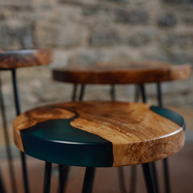 Couchtisch_Epoxidharz. Beistelltisch rund aus Nussbaum Epoxidharz smaragd-grün. Modell Schluchsee