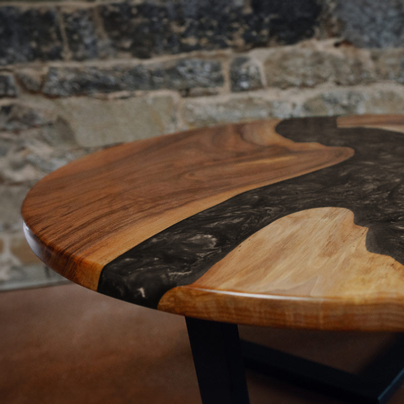 Epoxidharz Couchtisch Feldsee aus Nussbaum rund mit anthrazit-farbenem Epoxidharz und Pigmenten im Epoxidharz