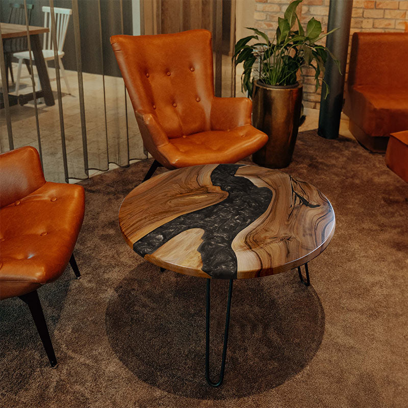 Epoxidharz Couchtisch Feldsee aus Nussbaum rund mit anthrazit-farbenem Epoxidharz und Pigmenten im Epoxidharz