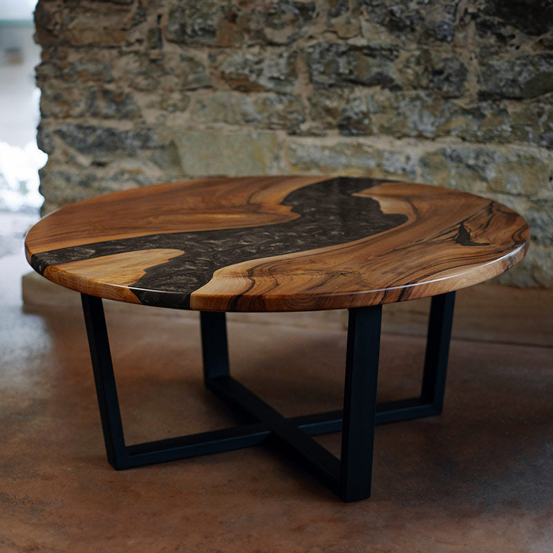 Epoxidharz Couchtisch Feldsee aus Nussbaum rund mit anthrazit-farbenem Epoxidharz und Pigmenten im Epoxidharz