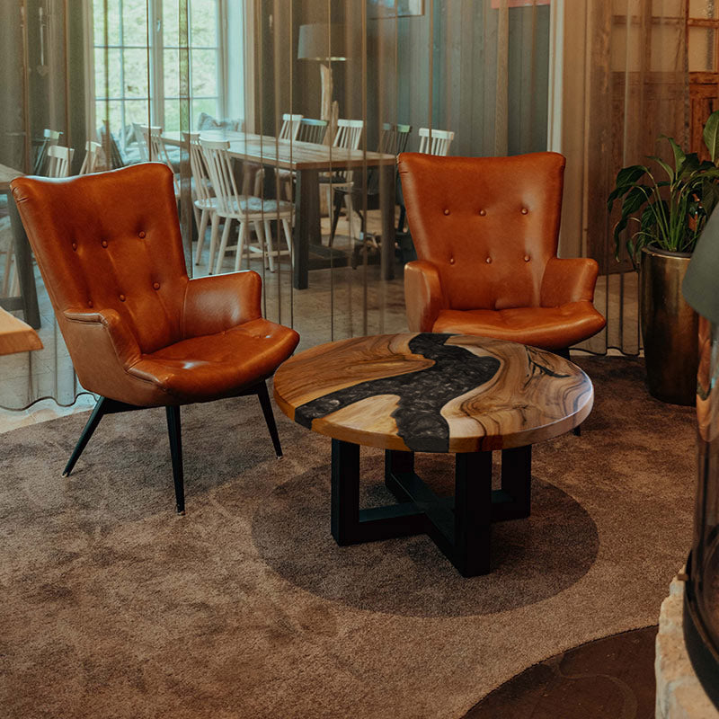 Epoxidharz Couchtisch Feldsee aus Nussbaum rund mit anthrazit-farbenem Epoxidharz und Pigmenten im Epoxidharz