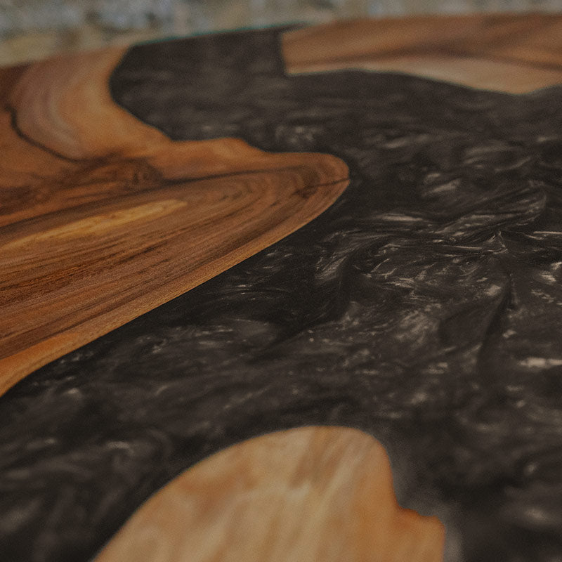 Epoxidharz Couchtisch Feldsee aus Nussbaum rund mit anthrazit-farbenem Epoxidharz und Pigmenten im Epoxidharz