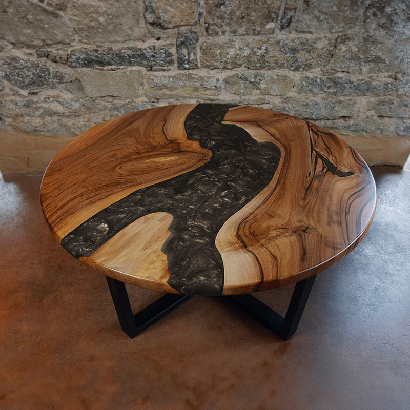 Epoxidharz Couchtisch Feldsee aus Nussbaum rund mit anthrazit-farbenem Epoxidharz und Pigmenten im Epoxidharz