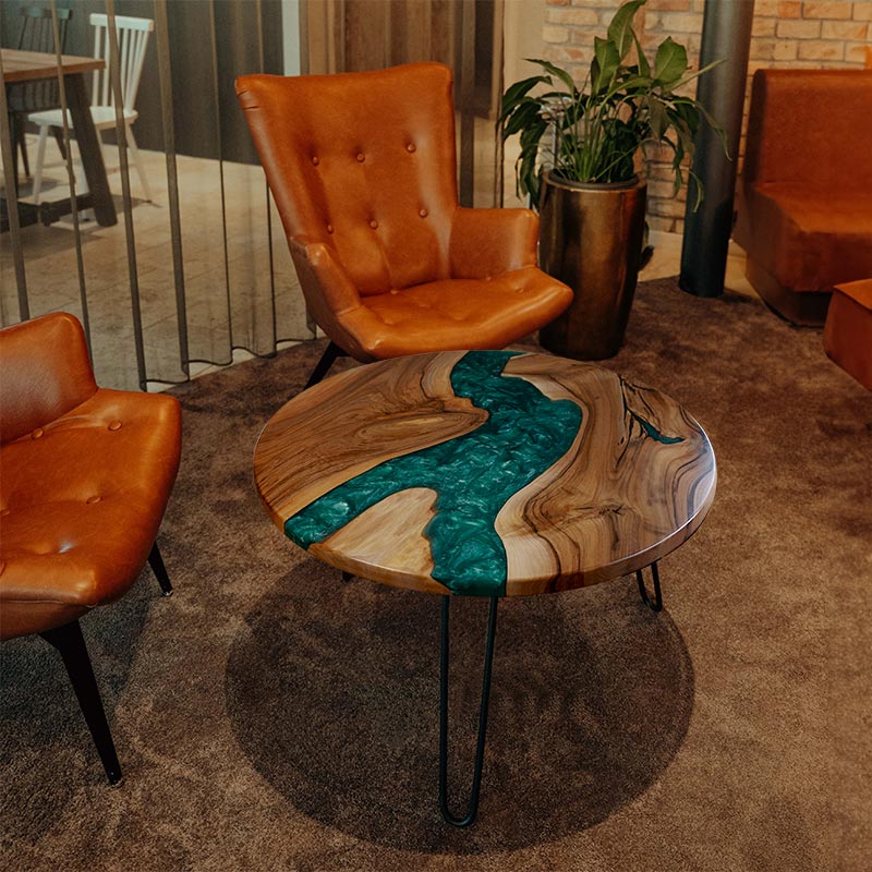 Epoxidharz Couchtisch Feldsee aus Nussbaum rund mit smaragd-grünem Epoxidharz und Pigmenten im Epoxidharz