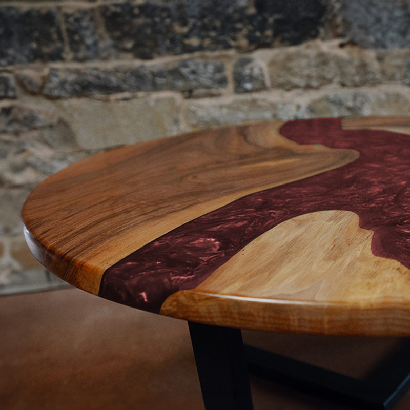 Epoxidharz Couchtisch aus Nussbaum rund in weinrot. Modell Feldsee