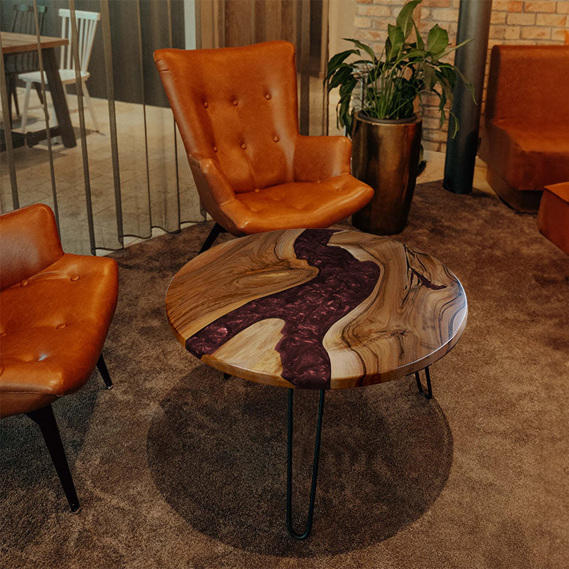 Epoxidharz Couchtisch aus Nussbaum rund in weinrot. Modell Feldsee