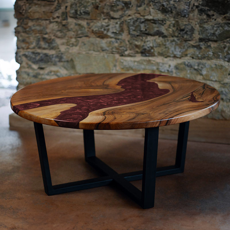 Epoxidharz Couchtisch aus Nussbaum rund in weinrot. Modell Feldsee