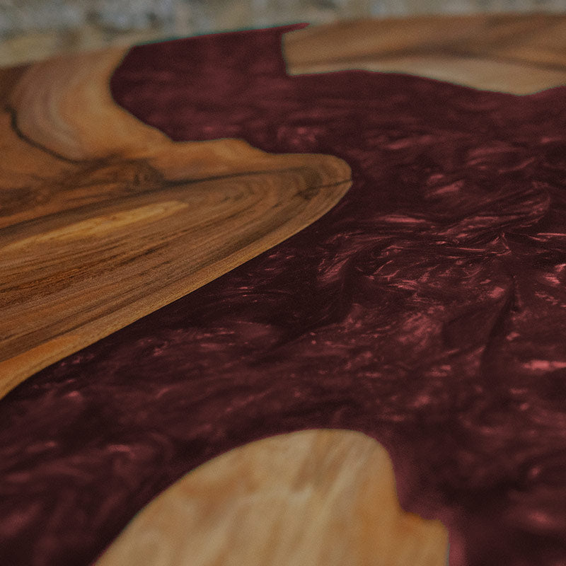 Epoxidharz Couchtisch aus Nussbaum rund in weinrot. Modell Feldsee