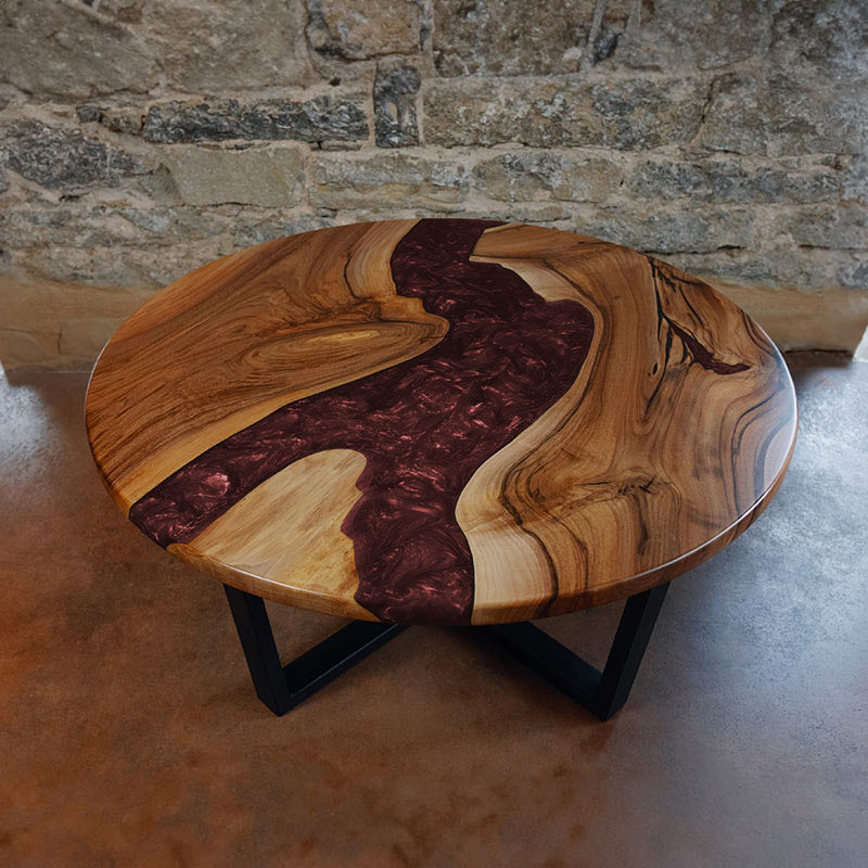 Epoxidharz Couchtisch aus Nussbaum rund in weinrot. Modell Feldsee