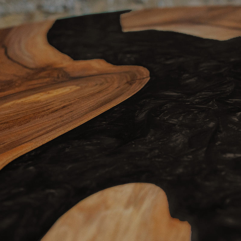 Epoxidharz Couchtisch aus Nussbaum rund in schwarz. Modell Feldsee