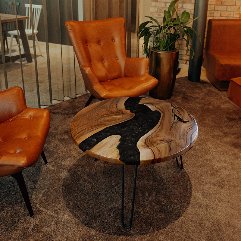 Epoxidharz Couchtisch aus Nussbaum rund in schwarz. Modell Feldsee