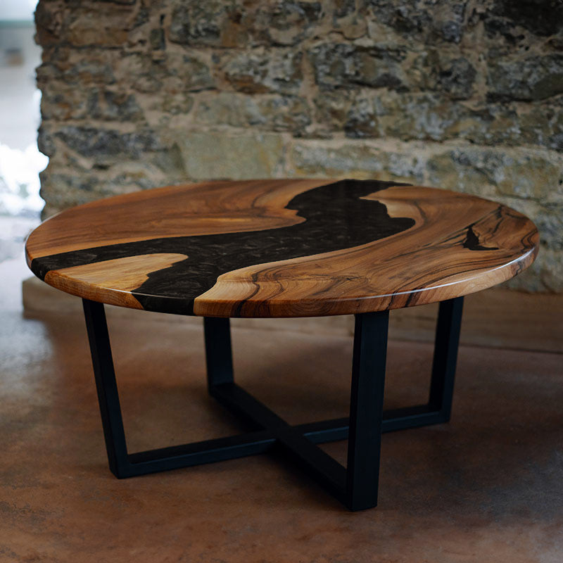 Epoxidharz Couchtisch aus Nussbaum rund in schwarz. Modell Feldsee