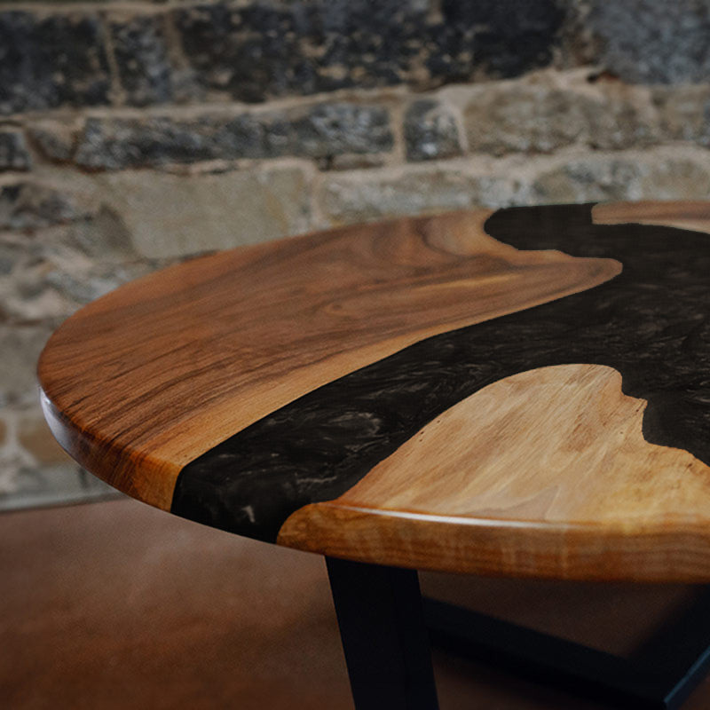 Epoxidharz Couchtisch aus Nussbaum rund in schwarz. Modell Feldsee