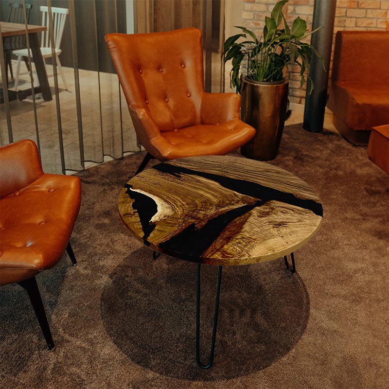 Epoxy Couchtisch. Couchtisch rund mit Epoxidharz schwarz. Modell Hegauvulkan von schwarzhirsch