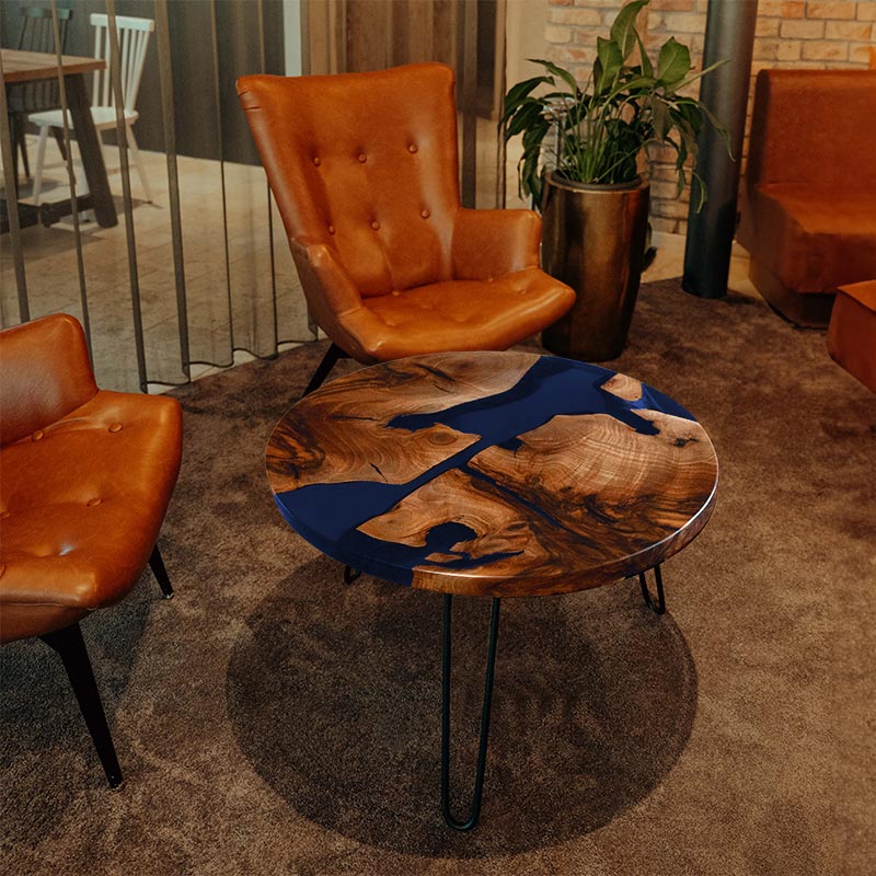 Couchtisch rund aus Nussbaum I Epoxidharz blau. Modell Schluchsee