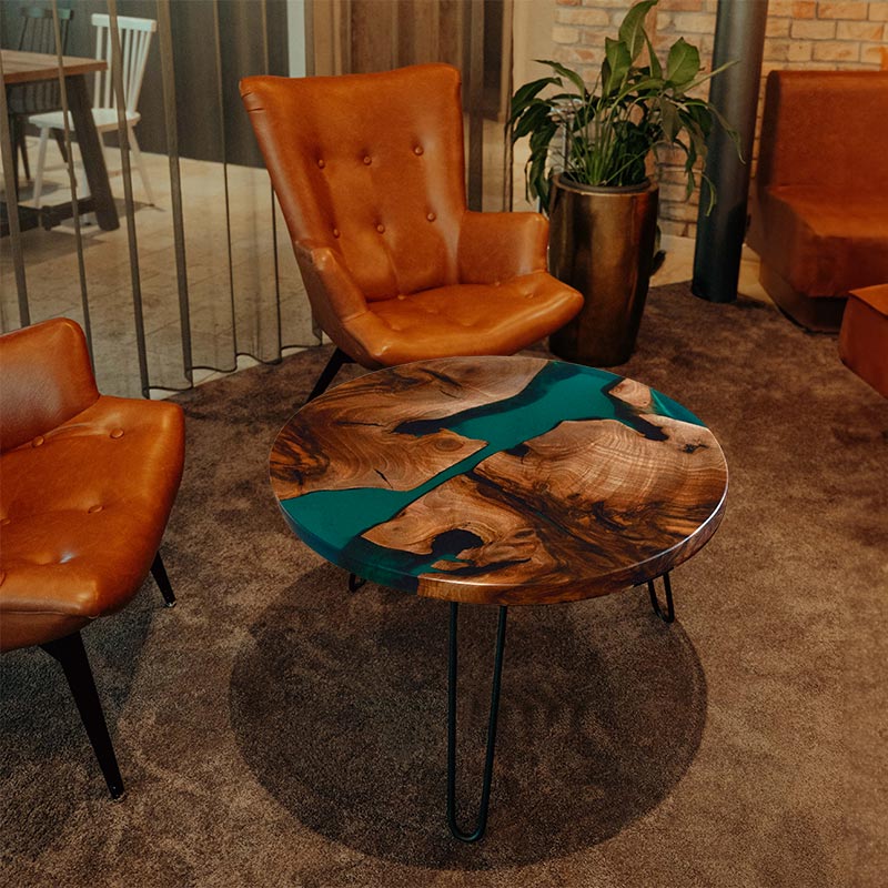 Couchtisch rund aus Nussbaum. Epoxidharz grün. Modell Schluchsee