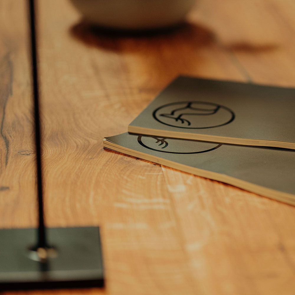 Logo Holztisch Eiche gerade Kante und Kreuzgestell. Modell Schwarzwald