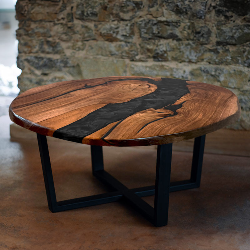 Couchtisch rund mit Naturkanten aus Nussbaum & Epoxidharz in blau. Modell Titisee von schwarzhirsch