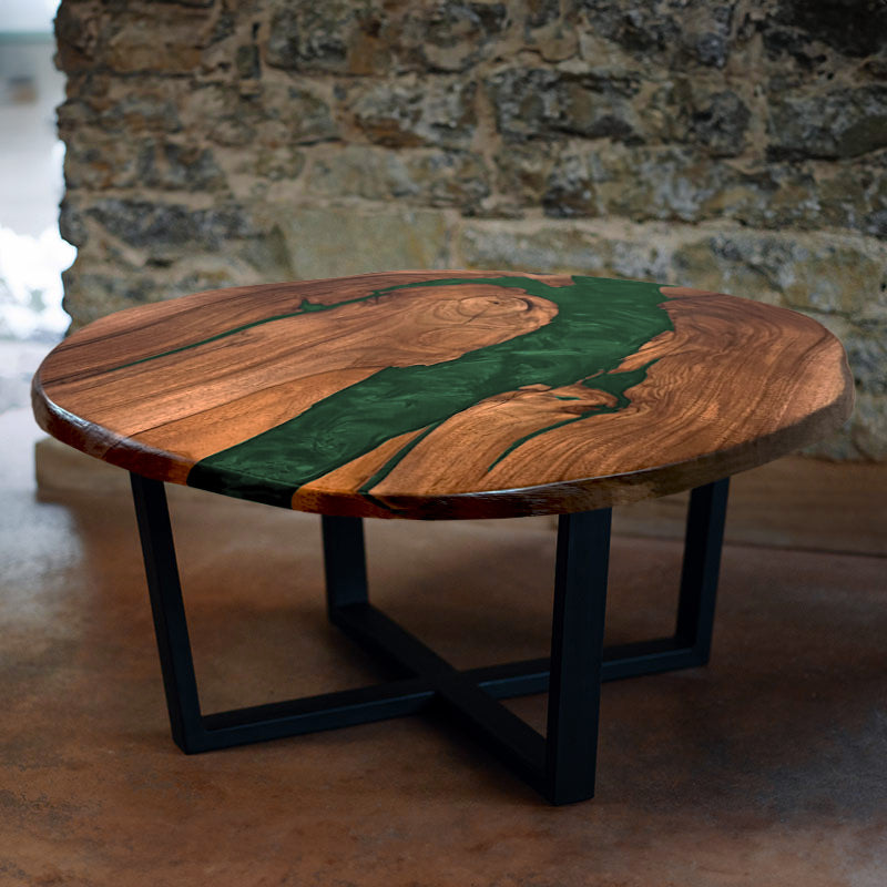 Couchtisch rund mit Naturkanten aus Nussbaum & Epoxidharz in grün. Modell Titisee von schwarzhirsch