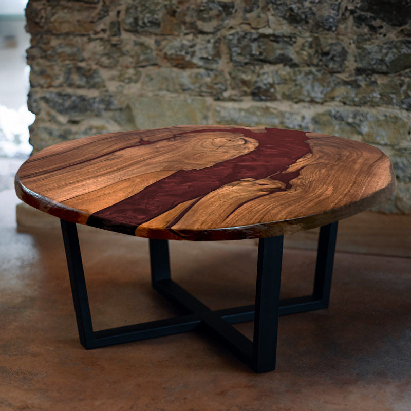 Couchtisch rund mit Naturkanten aus Nussbaum & Epoxidharz rot. Modell Titisee