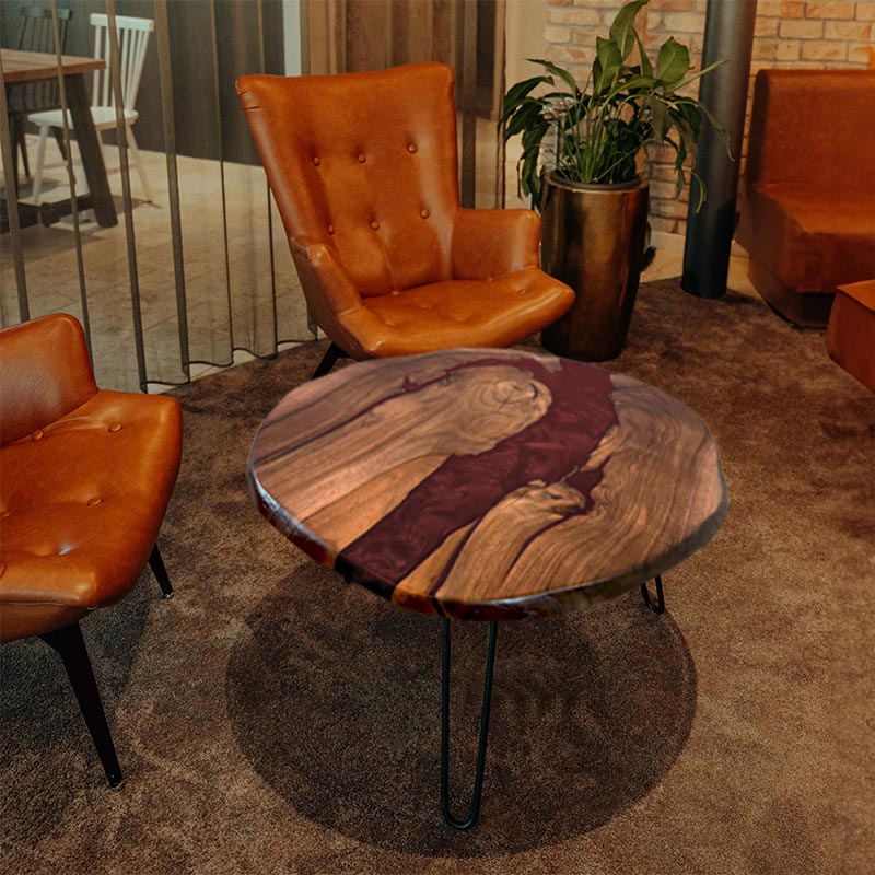 Couchtisch rund mit Naturkanten aus Nussbaum & Epoxidharz rot. Modell Titisee