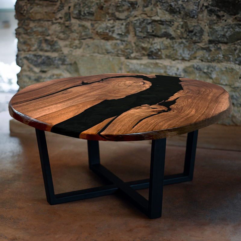 Couchtisch rund mit Naturkanten aus Nussbaum & Epoxidharz in schwarz. Modell Titisee von schwarzhirsch
