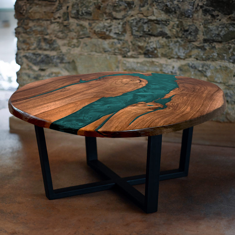 Couchtisch rund mit Naturkanten aus Nussbaum & Epoxidharz in türkis. Modell Titisee von schwarzhirsch