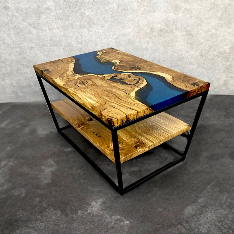 Couchtisch Nussbaum mit Epoxidharz. Modell Bergbach von schwarzhirsch