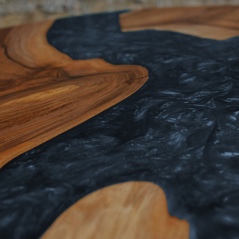 Epoxidharz Couchtisch Feldsee aus Nussbaum rund mit blauen Epoxidharz und Pigmenten im Epoxidharz