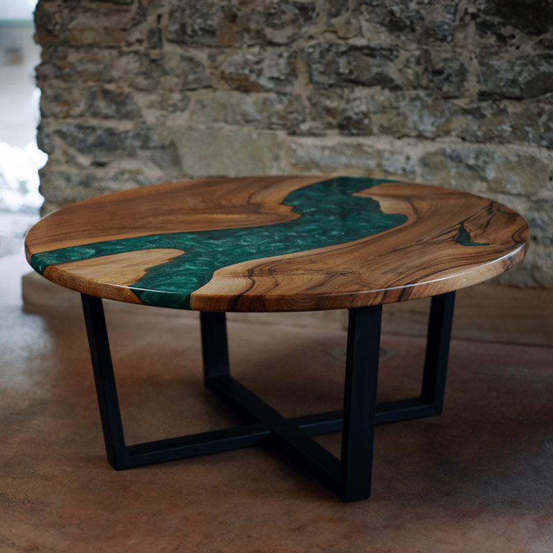 Epoxidharz Couchtisch Feldsee aus Nussbaum rund mit smaragd-grünem Epoxidharz und Pigmenten im Epoxidharz