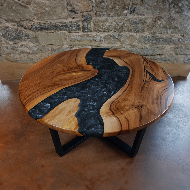 Epoxidharz Couchtisch Feldsee aus Nussbaum rund mit blauen Epoxidharz und Pigmenten im Epoxidharz